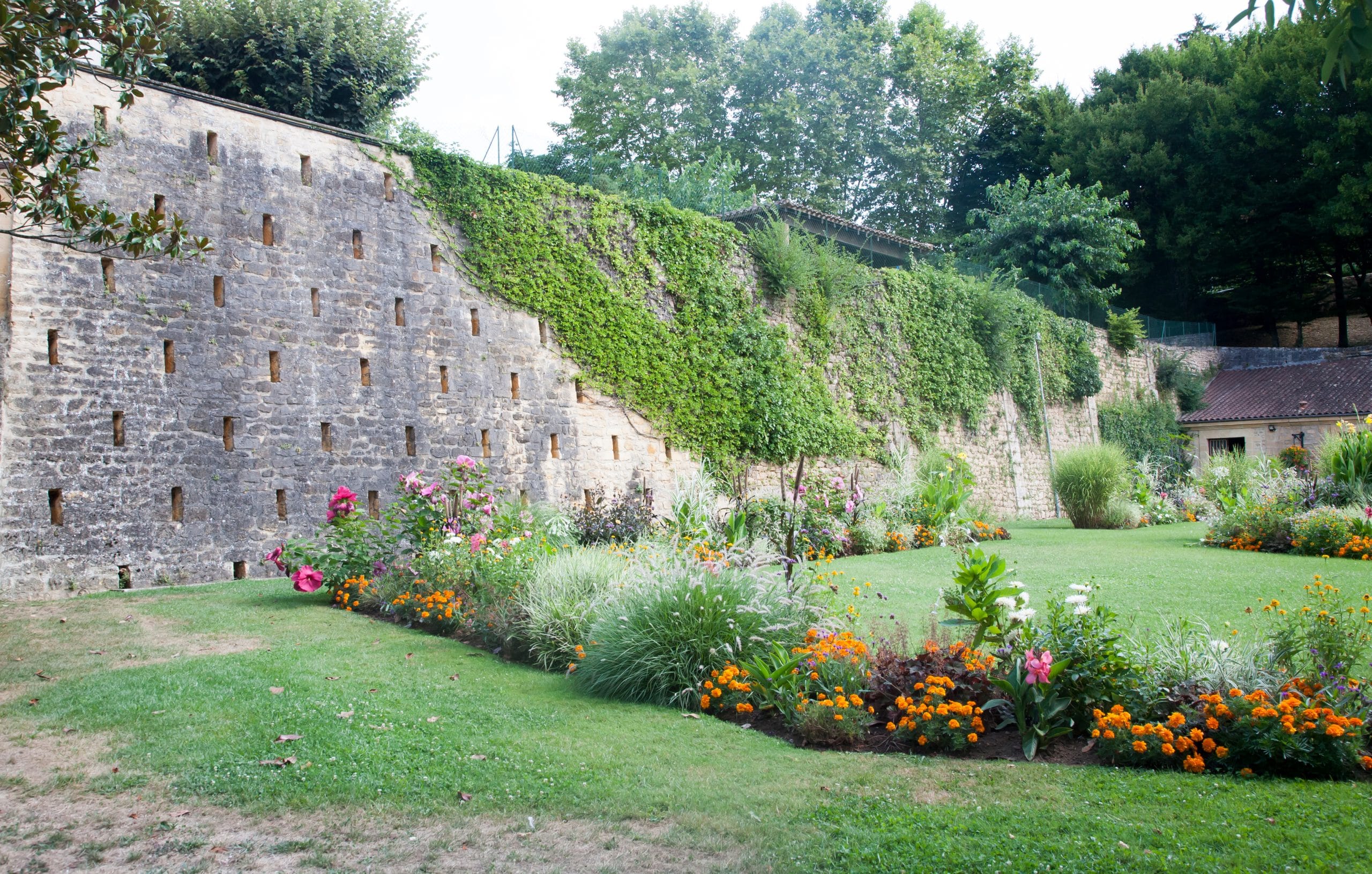 Medieval,Abbey,Wall,With,Defensive,Slits,In,It,In,Sarlat
