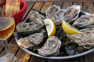 Eating,Of,Fresh,Live,Oysters,With,Citron,,Bread,And,White